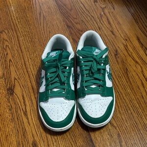 Women’s Nike sneakers